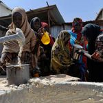 Displaced Somalis queue for food