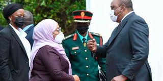 Kenya's President Uhuru Kenyatta (R) and Tanzanian President Samia Suluhu Hassan (2nd L) 