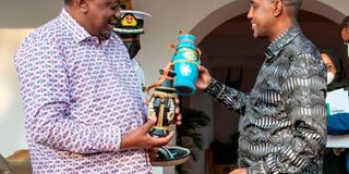 Kenya's President Uhuru Kenyatta and Somalia's Prime Minister Mohamed Hussein Roble.