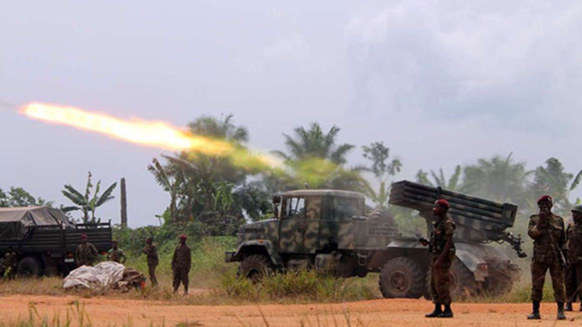 Congolese troops throw a missile during a fight against rebels of ADF-Nalu.