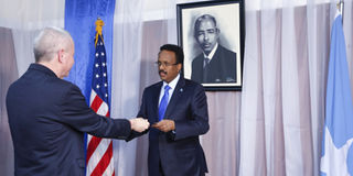US Ambassador to Somalia Larry André presents his credentials to President Mohamed Abdullahi Farmaajo.