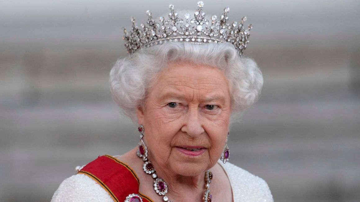  Queen Elizabeth II