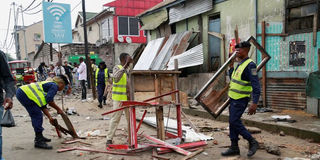 Kinshasa sanitary police dismantle pirate market shops