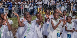 Children sing as Pope Francis arrives 