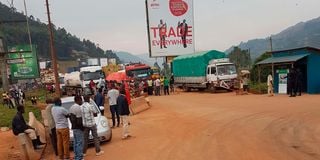 Travellers on the Gatuna-Katuna border