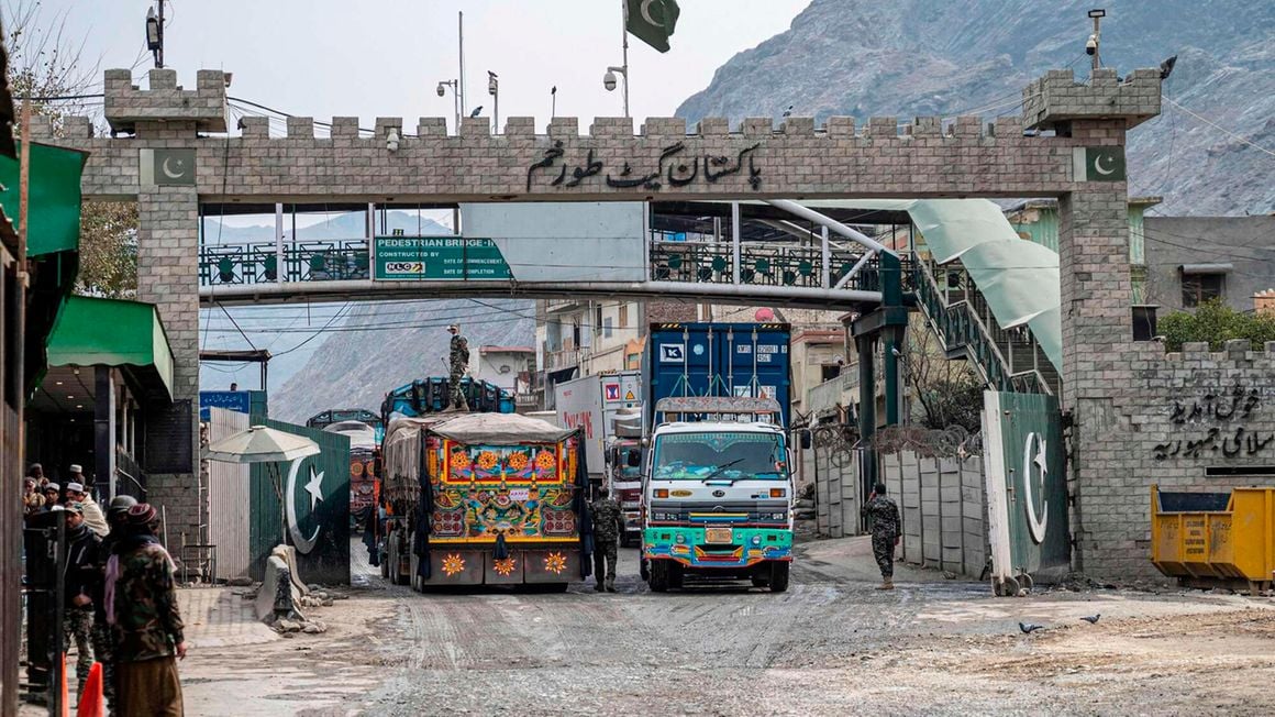 Trucks passing Afghan border