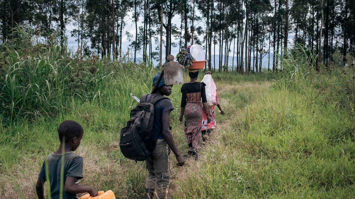 Farmers return from the field in Kishishe