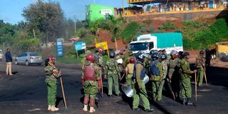 Kenyan police unblock the Meru-Nairobi highway in Chuka town