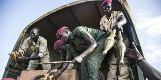 Rebel troops of the SPLA-IO unload their weapons