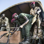 Rebel troops of the SPLA-IO unload their weapons
